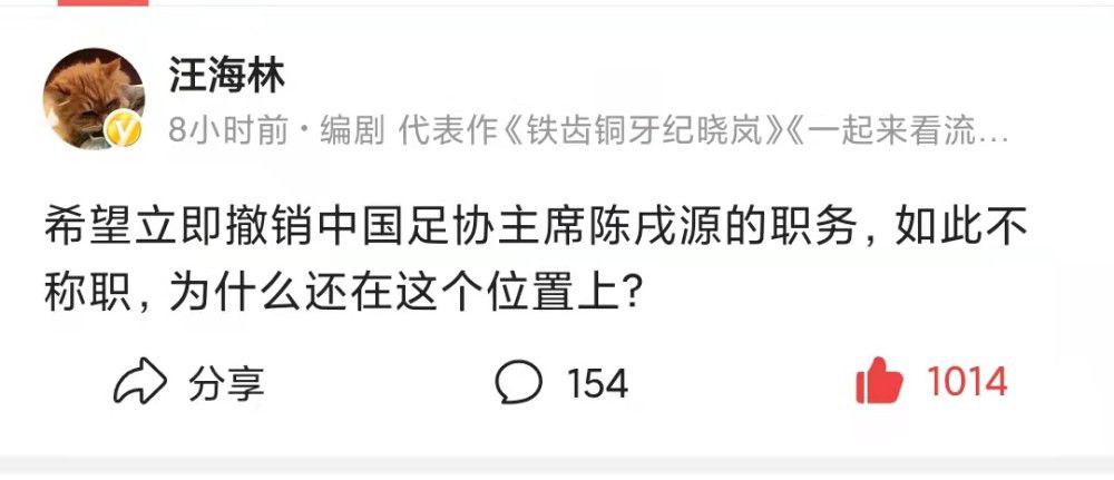 学爸黄渤握拳势在必得，怀中的儿子一头卷毛有样学样，信心十足